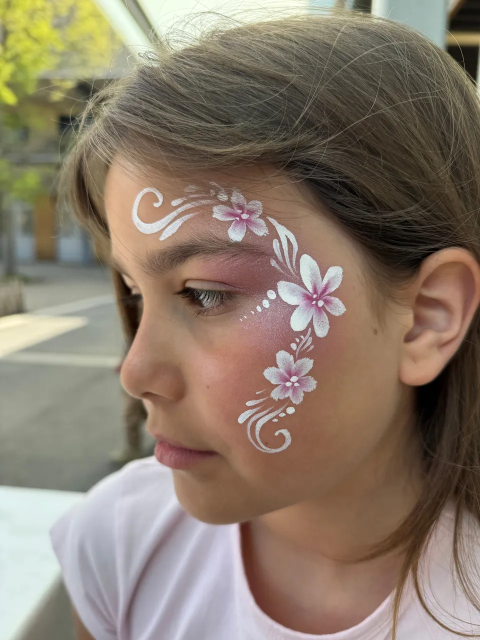Fleurs blanches et volutes sur la tempe