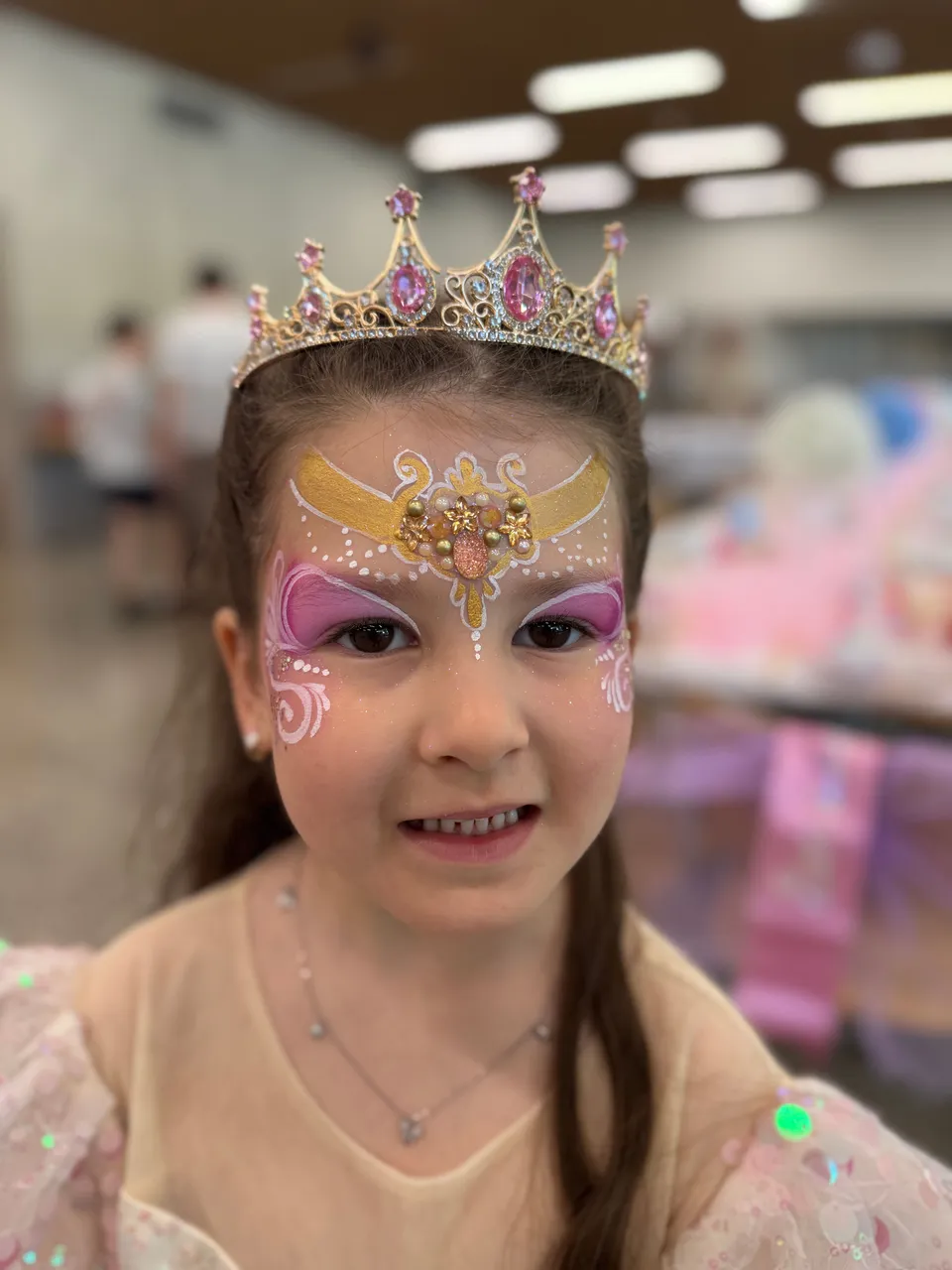 Maquillage de princesse, diadème doré et rose