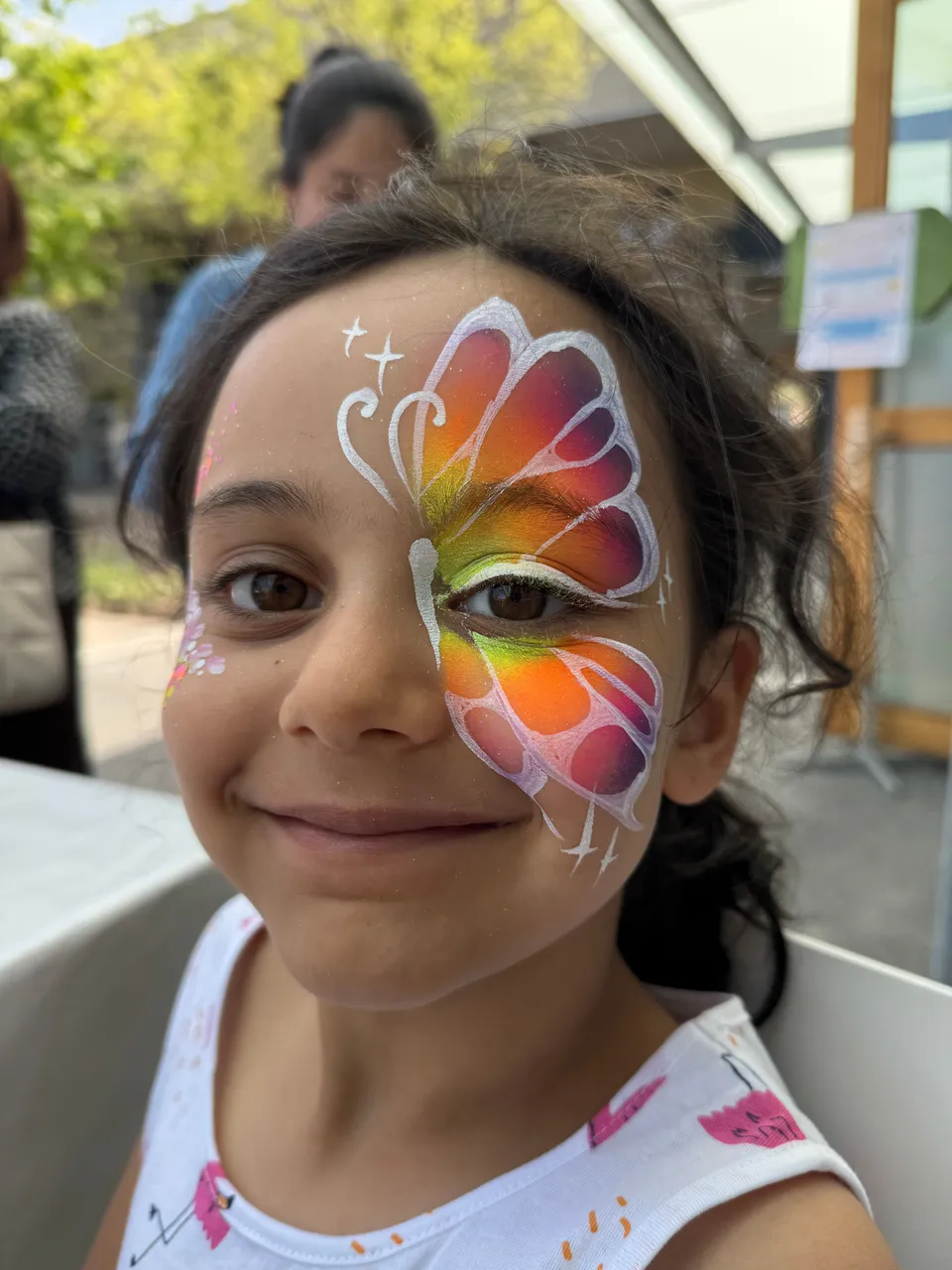 Aile de papillon arc-en-ciel sur la moitié du visage