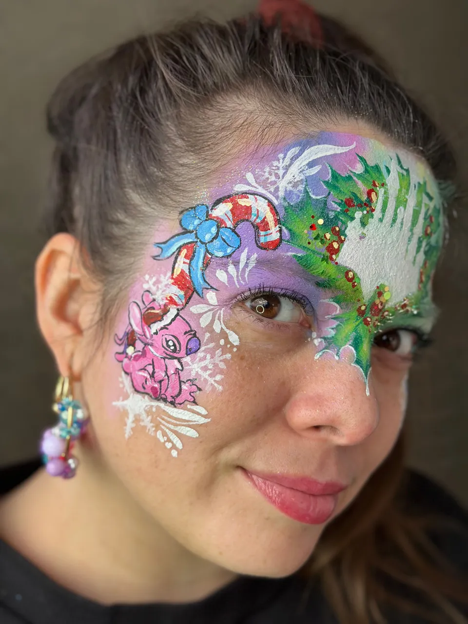 Berce, maquillée de sucres d’orge, de houx et de fleurs