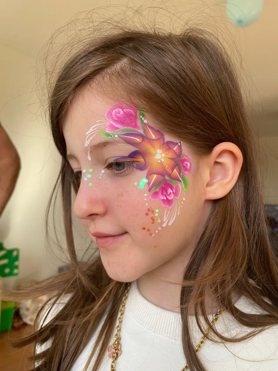 Fleur rose et feuillage autour de l’œil