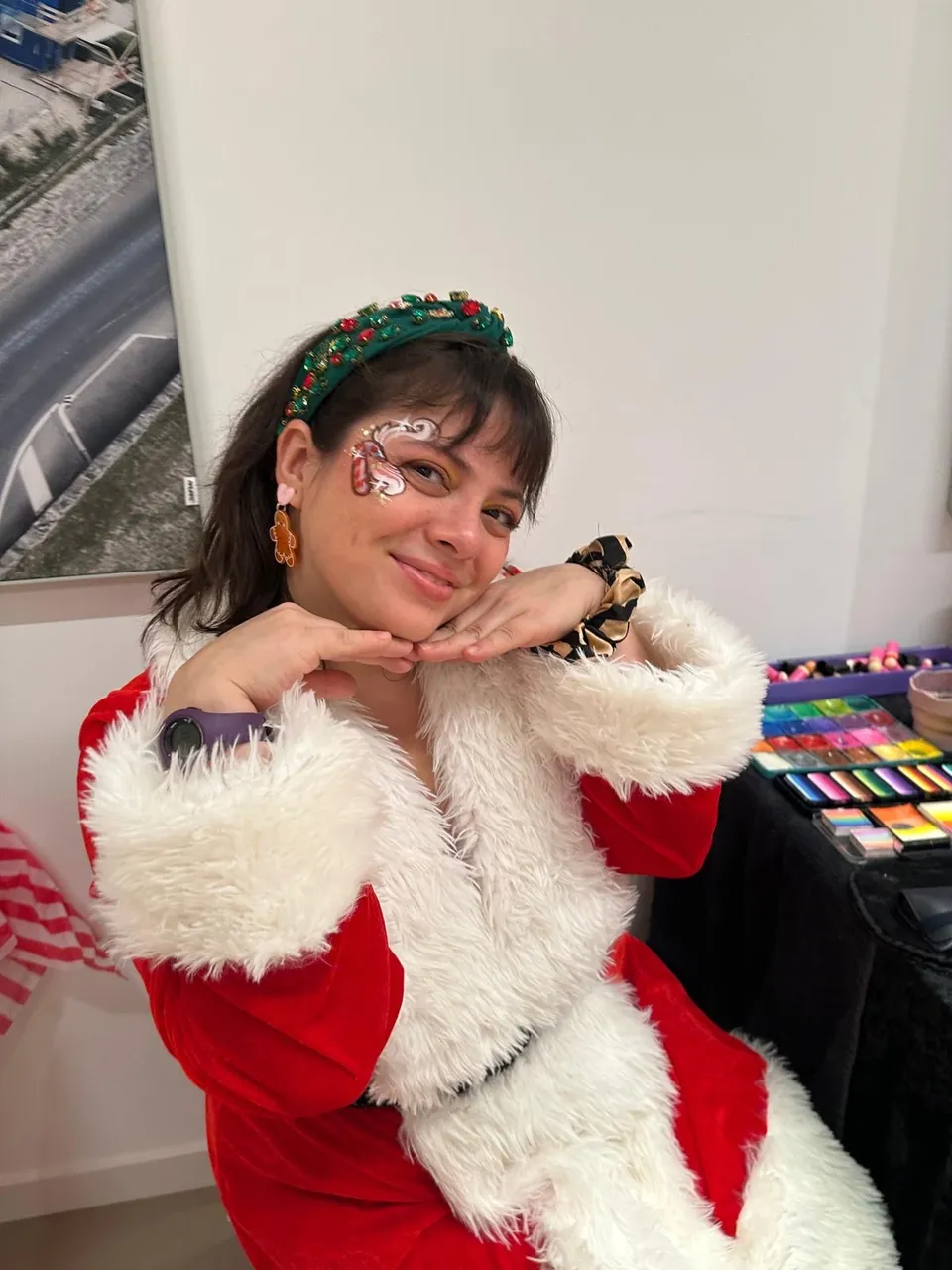 Berce en costume de Mère Noël, à côté de sa table de maquillage