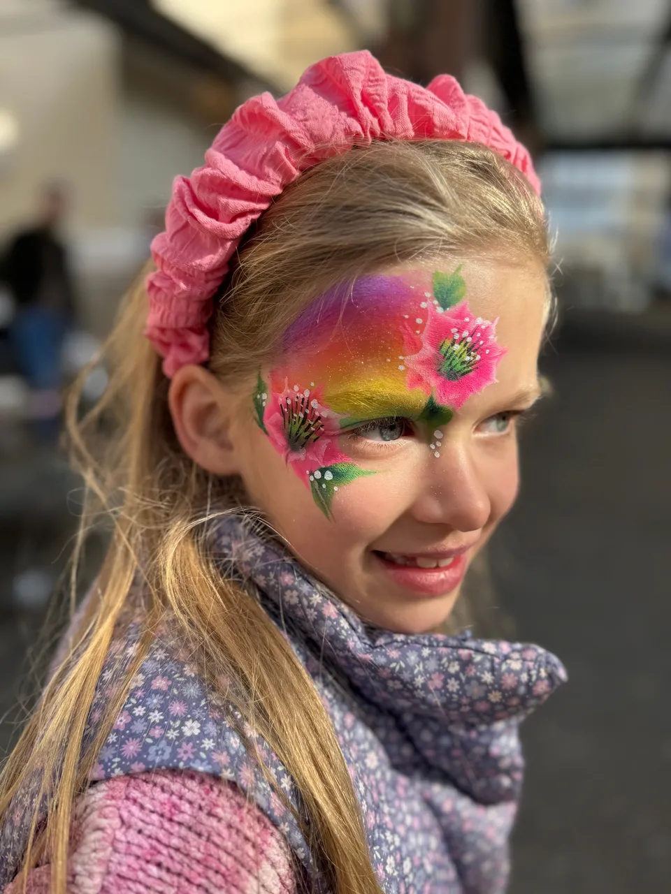 Arc-en-ciel et fleurs autour de l’œil